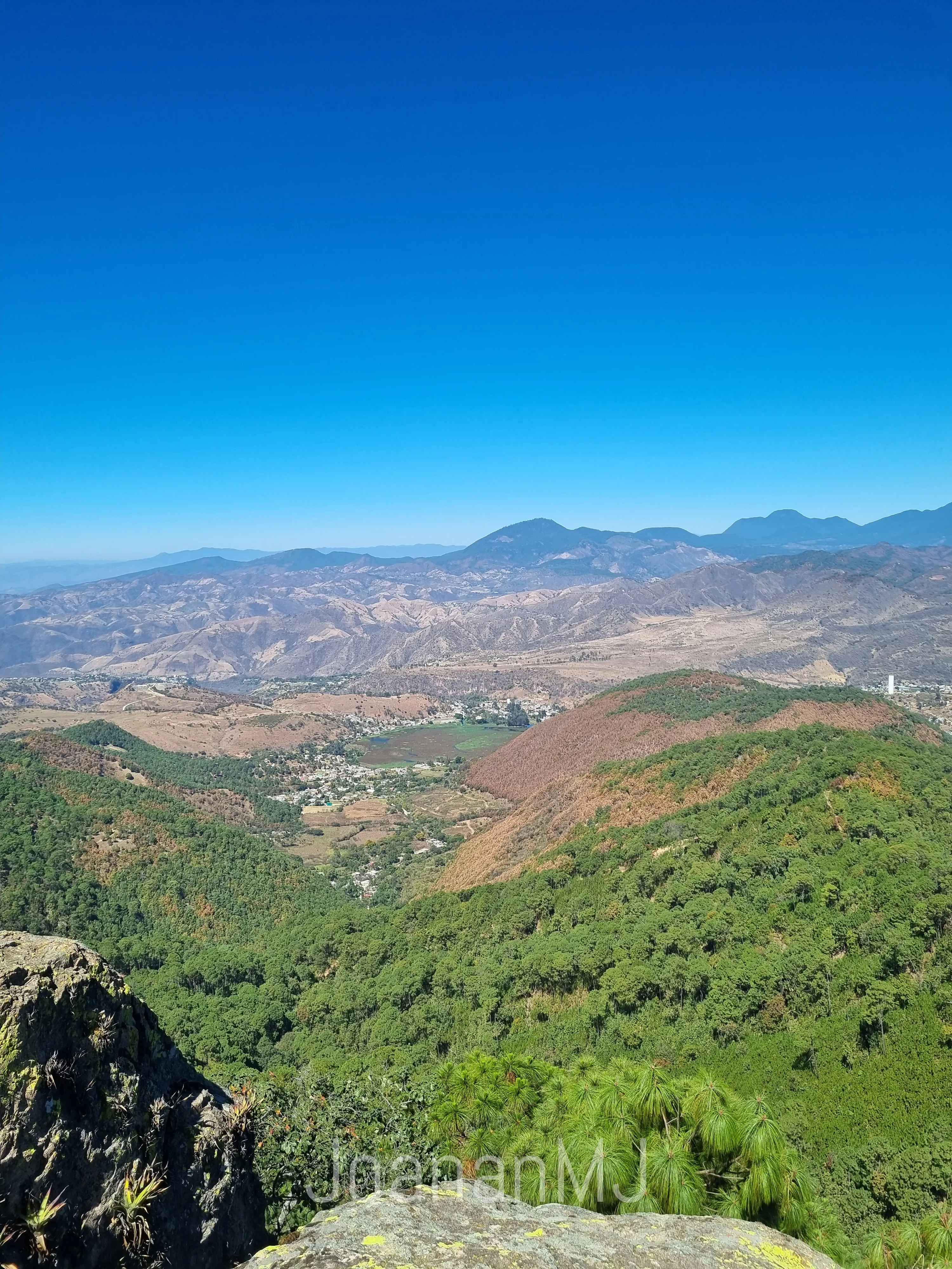 Cascada rodeada de vegetación en Villa de Colorines