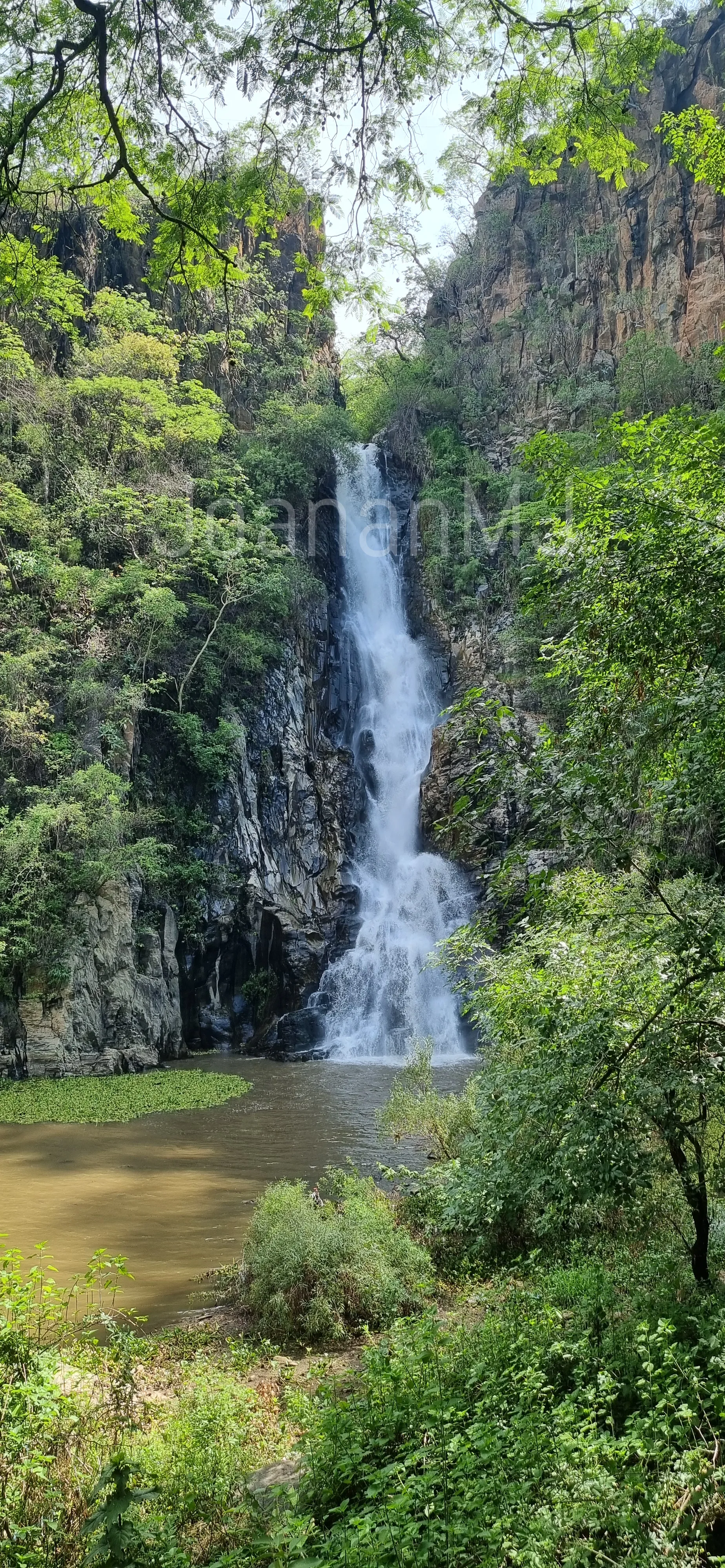 Cascada y entorno natural de Villa de Colorines