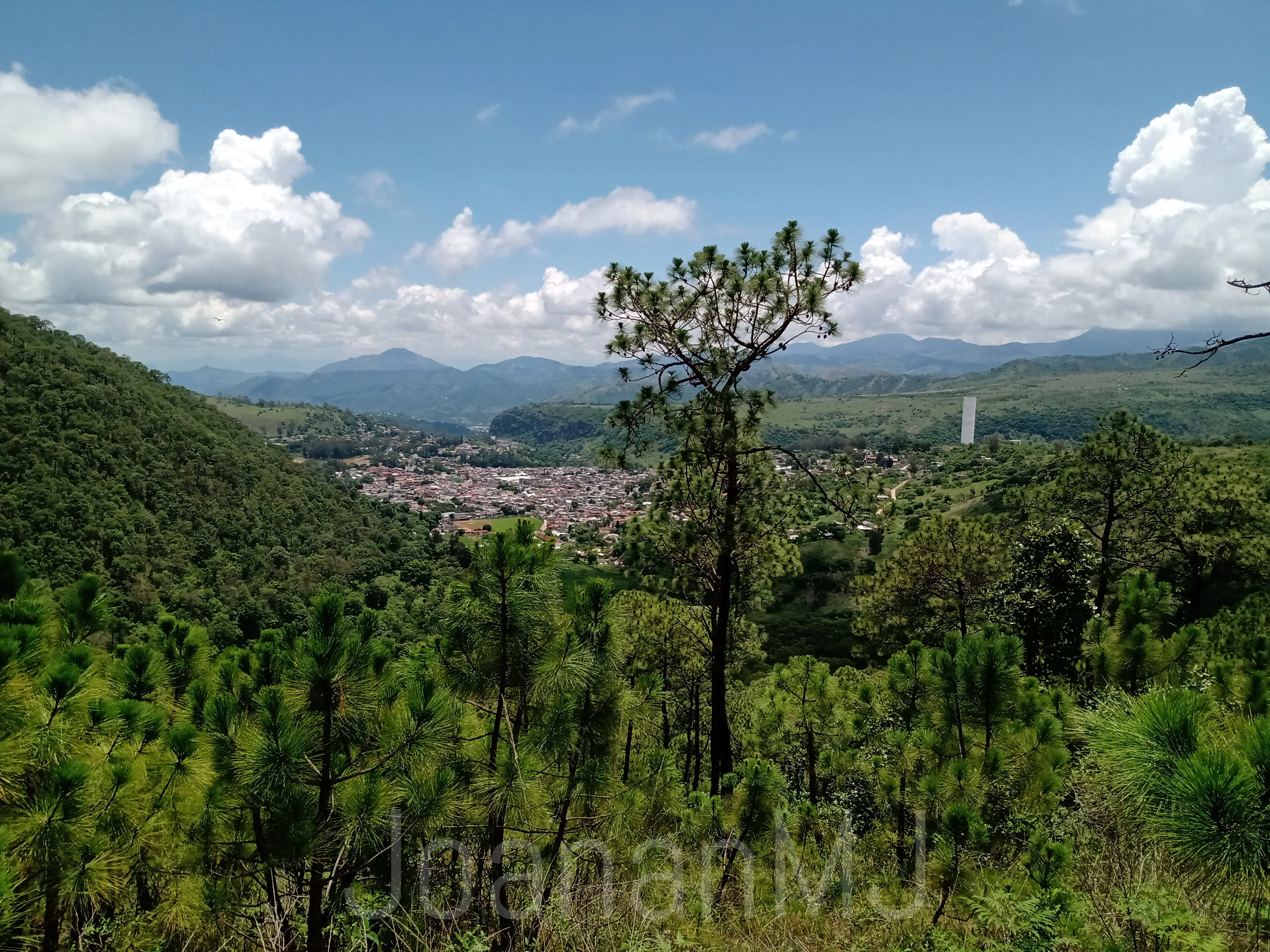 Vista panorámica de Villa de Colorines entre montañas